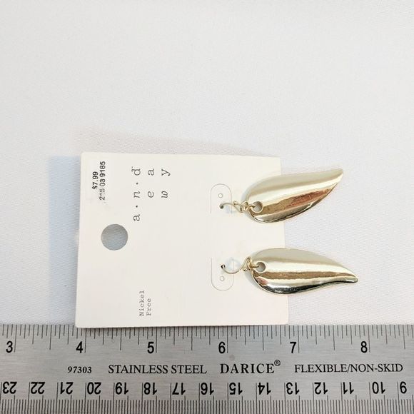 💢3 for $25💢 Gold Leaf Dangle Earrings - Picture 3 of 5